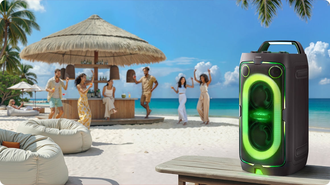 Torre de sonido en una playa con gente de fondo
