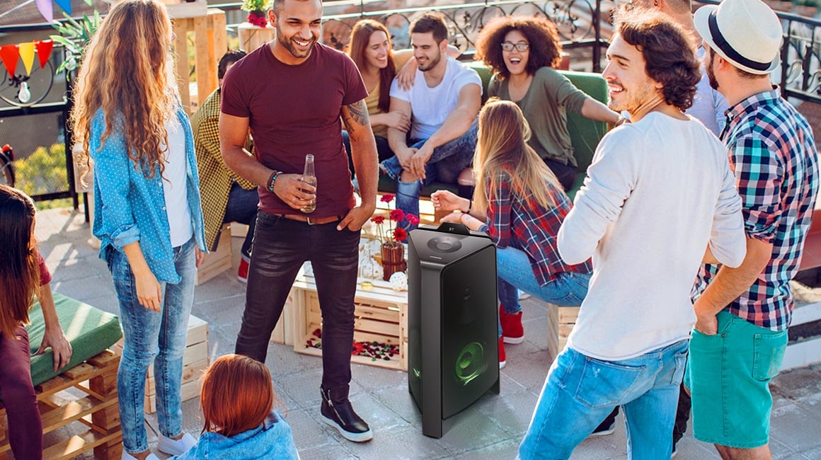 Grupo de amigos en una fiesta con la torre de sonido