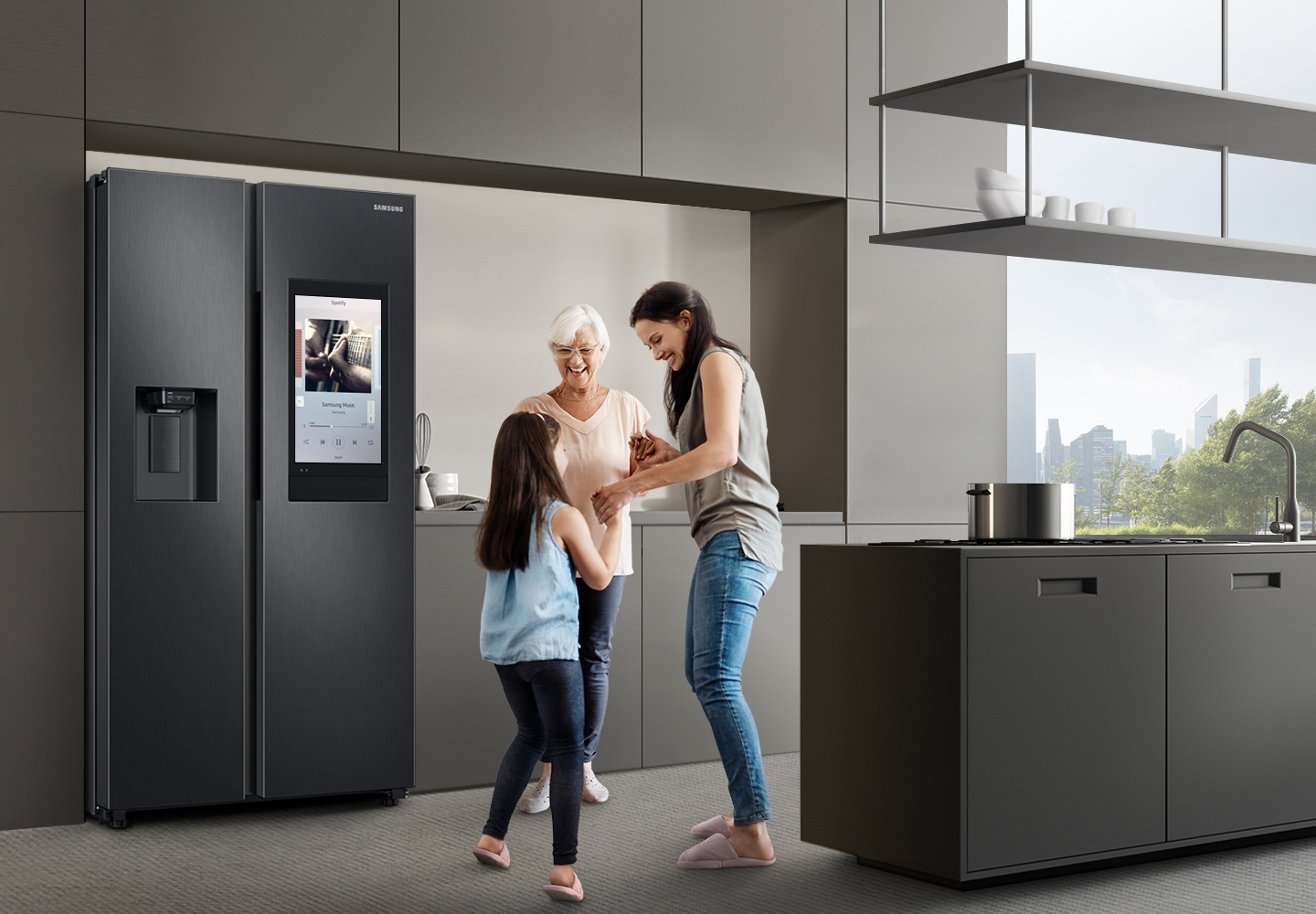 Madre e hija bailando en la cocina junto a la heladera Family Hub