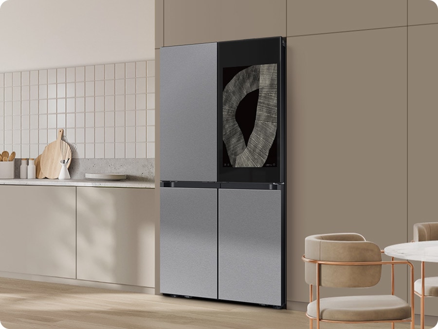 Heladera Bespoke con Family Hub y paneles de acero inoxidable en una cocina