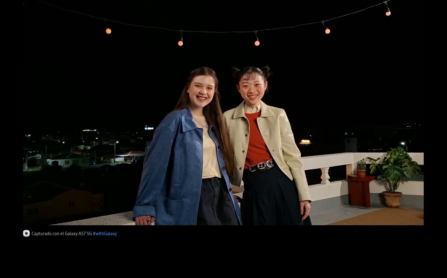 Dos amigas fotografiadas de noche