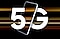 Устройство Galaxy A33 5G показано с текстом 5G, разделенным на буквы устройством. Его окружают разноцветные полосы света, символизирующие высокие скорости 5G.
