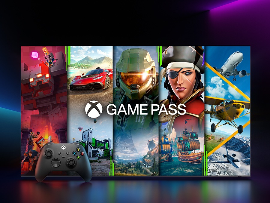 Одновременно отображаются скриншоты из 5 различных игр Xbox. Показаны логотип Xbox Game Pass и игровой контроллер. 