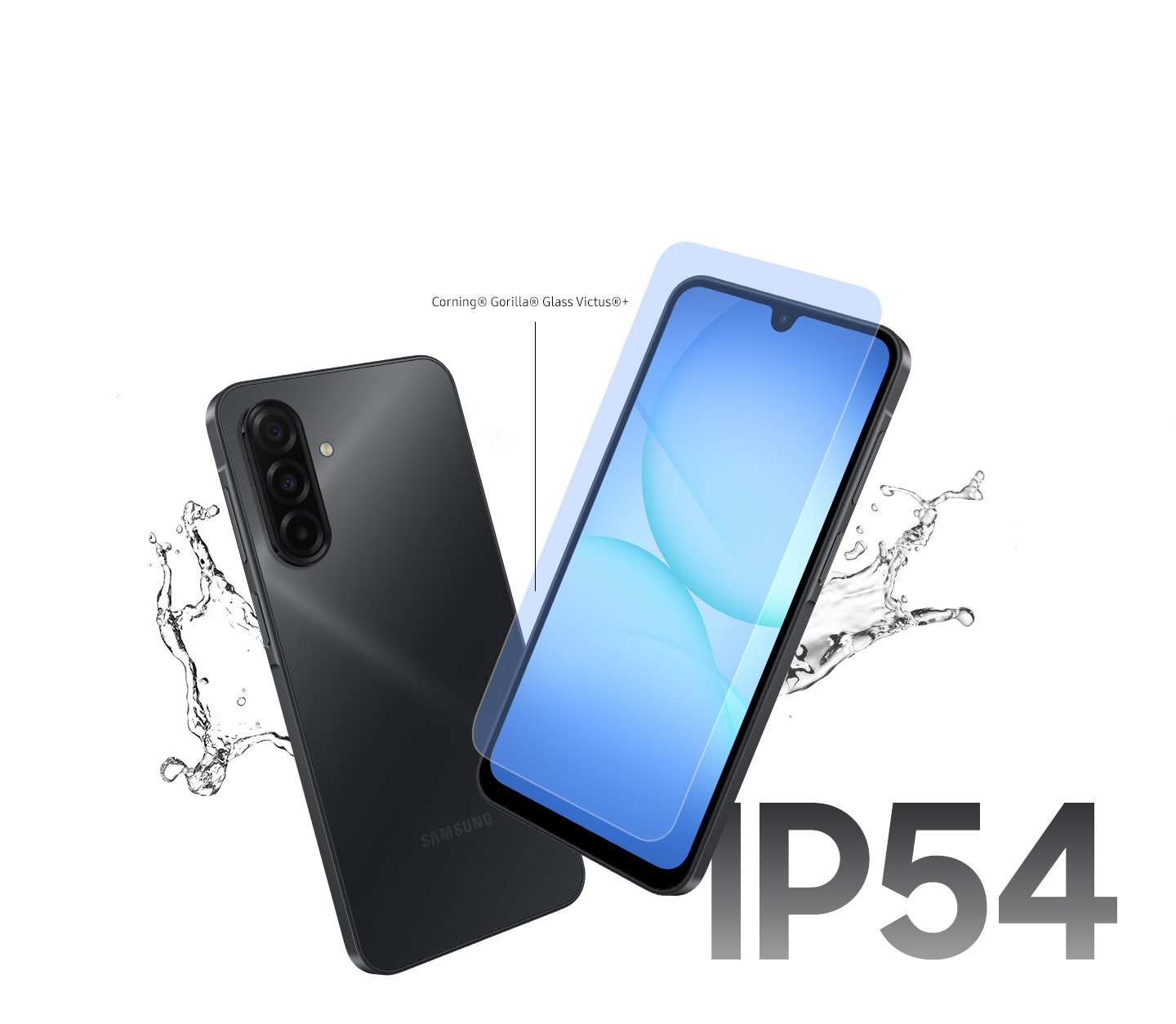 Два устройства Galaxy A17. Одно из них расположено тыльной стороной, а другое обращено вперед, экран покрыт защитным слоем. Линии, идущие от переднего стекла устройств к тексту Corning® Gorilla® Glass Victus®+, указывают на то, что используется стекло. Брызги воды рядом с приборами подчеркивают их водонепроницаемость. В правом нижнем углу находится надпись IP54.