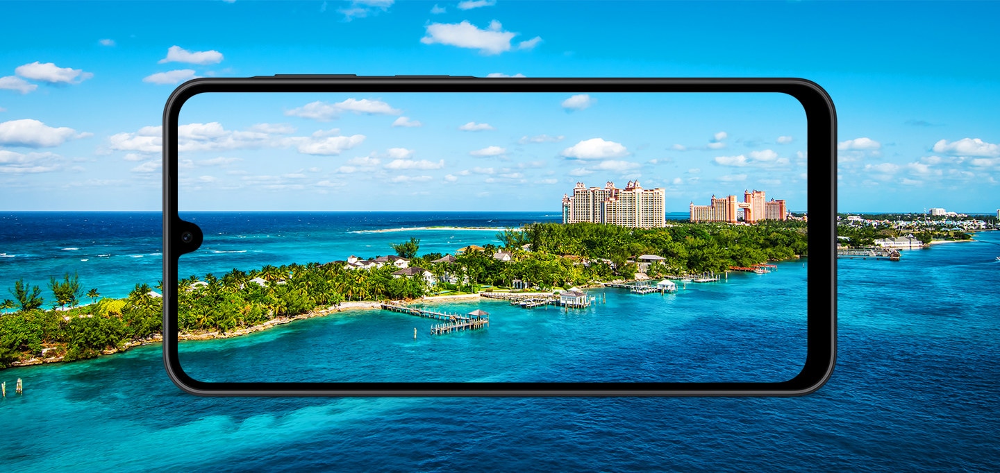 Galaxy A18 создает обширный вид на набережную с помощью 5-мегапиксельной сверхширокополосной камеры.