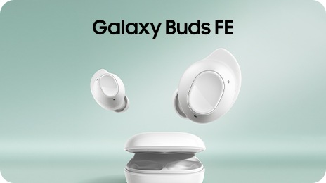 Ochiq oq Galaxy Buds FE korpusi, korpus tashqarisida ikkita kurtaklari suzib yuradi.