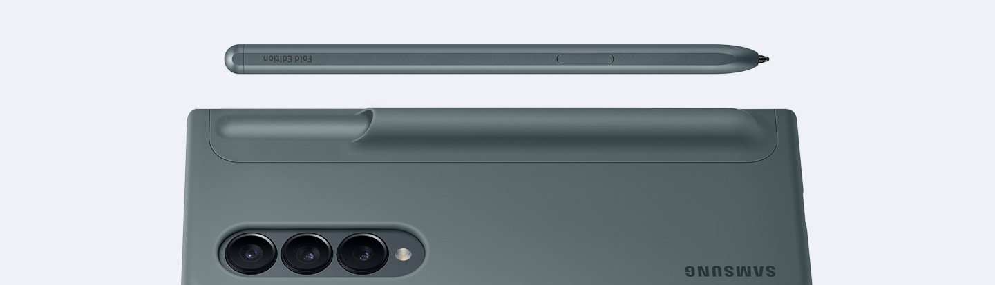 Một thiết bị Galaxy Z Fold4, bọc trong Ốp lưng đứng kèm bút màu xám lục, đang được đặt nằm ngang với bút S Pen nằm ở trên.