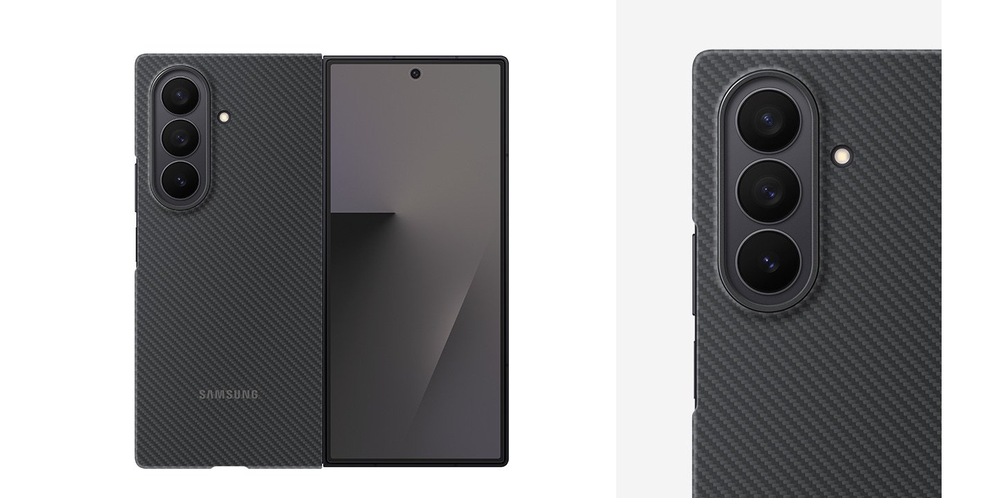 Một thiết bị Galaxy Z Fold7 mở ra đứng thẳng ở góc nhìn phía trước với Màn hình ngoài được bật. Thiết bị có gắn Ốp lưng bảo vệ Carbon Shield Case màu Đen. Hình ảnh cận cảnh vùng quanh camera, thể hiện thiết kế cạnh viền nhô lên của ốp để tăng cường bảo vệ.