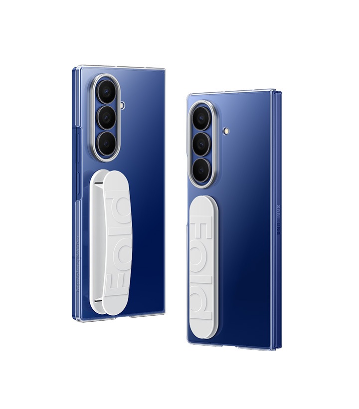 2 thiết bị Galaxy Z Fold7 gập đứng thẳng và được nhìn từ phía sau, nghiêng về phía nhau. Các thiết bị có gắn Ốp lưng trong suốt kèm dây. Một chiếc ốp có tay cầm bật ra, chiếc còn lại có tay cầm thu vào để giữ dáng mỏng gọn.