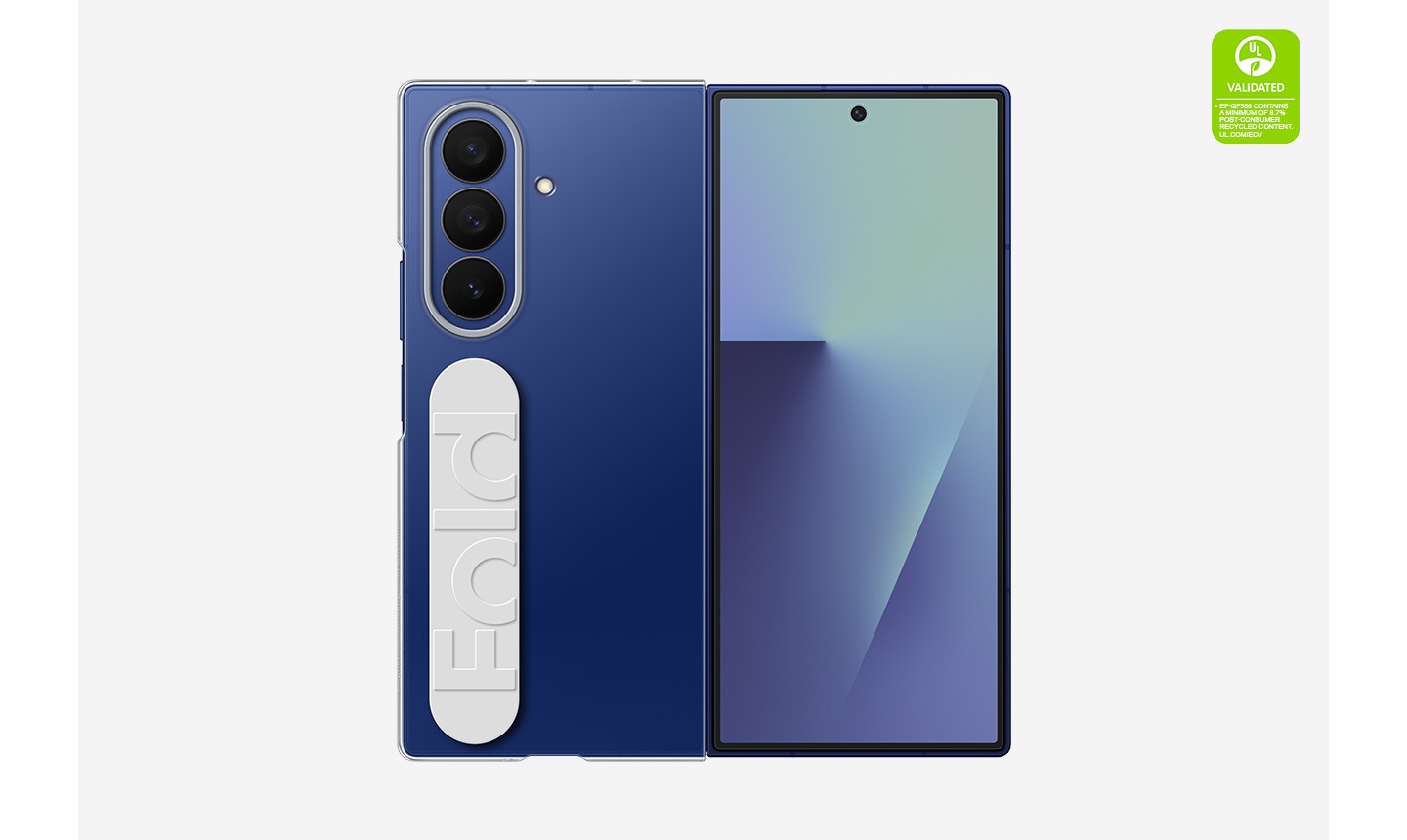 Một thiết bị Galaxy Z Fold7 mở ra ở bên phải, hiển thị màn hình trước và camera. Thiết bị có gắn Ốp lưng trong suốt kèm dây với góc nhìn tay cầm và phần bảo vệ camera sau. Dòng chữ có nội dung là UL đã xác thực EF-QF966 CHỨA TỐI THIỂU 8,7% HÀM LƯỢNG TÁI CHẾ TỪ CHẤT THẢI SAU TIÊU DÙNG. UL.COM/ECV