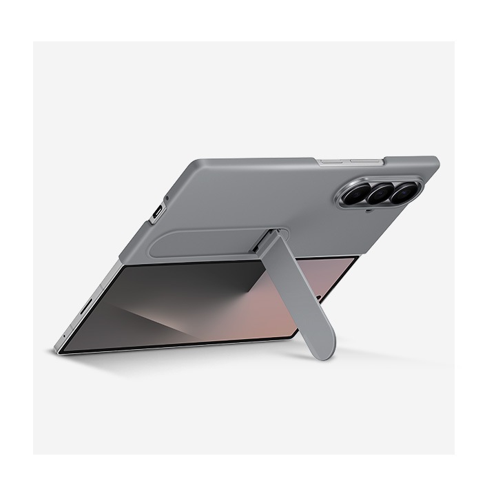 Một chiếc Galaxy Z Fold7 được mở ra ở chế độ nằm ngang với Ốp lưng Silicone màu Xám. Giá đỡ của ốp hỗ trợ thiết bị được dựng lên ở một góc nghiêng nhẹ.