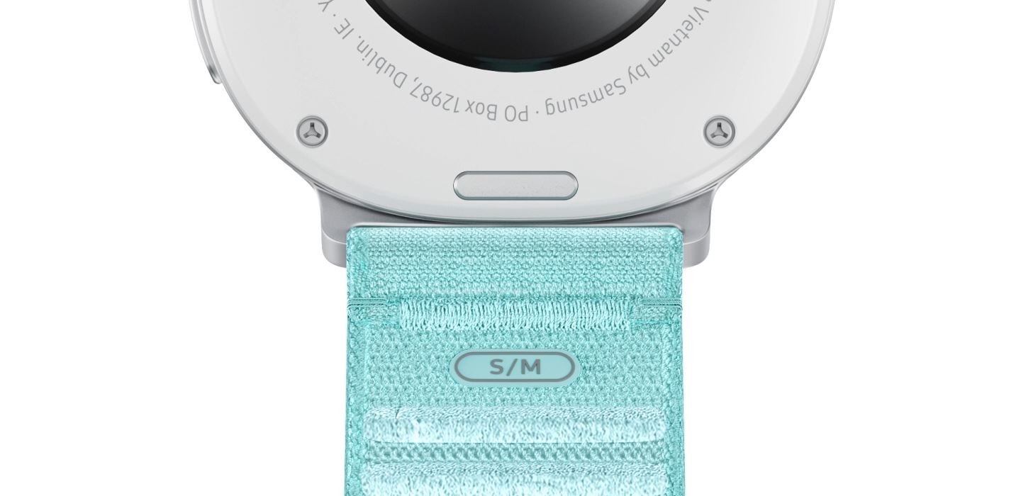 Cận cảnh mặt sau của Galaxy Watch8 gắn vào Dây đeo Vải màu Xanh Mint. Một nút nhỏ nằm ở phần dưới cùng của Galaxy Watch8. Sau khi nhấn nút, nút này sẽ nhả ra Dây đeo Vải được gắn vào. Galaxy Watch8 và Dây đeo Vải màu Xanh Mint đã tháo ra xoay quanh để hiển thị mặt đồng hồ. Bên cạnh Galaxy Watch8 đầu tiên là ba chiếc Galaxy Watch khác cùng với ba Dây đeo Vải khác đã bị ngắt kết nối. Một chiếc Galaxy Watch8 Classic có Dây đeo Vải màu Xám Đậm, một chiếc Galaxy Watch8 có Dây đeo Vải màu Xanh Navy và một chiếc Galaxy Watch8 Classic có Dây đeo Vải màu Trắng. Khi tất cả các Dây đeo Vải bị ngắt kết nối chuyển một vị trí sang bên trái, một Dây đeo Vải màu Đỏ Coral bổ sung xuất hiện trên màn hình. Sau khi xuất hiện, tất cả các Dây đeo Vải sẽ gắn lại vào một Galaxy Watch khác bằng Hệ thống Lug động.