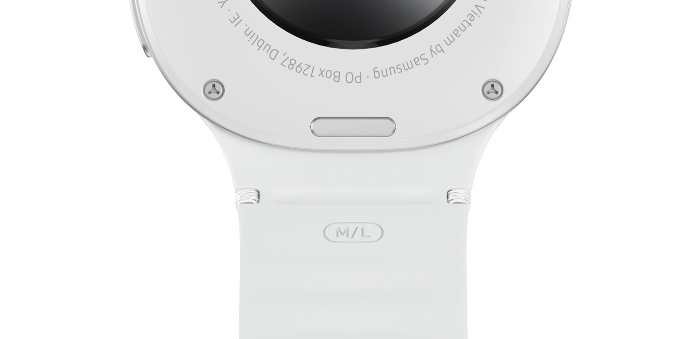 Cận cảnh mặt sau của một chiếc Galaxy Watch8 gắn vào một Dây đeo Thể thao màu Trắng. Một nút nhỏ nằm ở phần dưới cùng của Galaxy Watch8. Sau khi nhấn nút, nút này sẽ nhả ra Dây đeo Thể thao được gắn vào. Galaxy Watch8 và Dây đeo Thể thao màu Trắng đã tháo ra xoay quanh để hiển thị mặt đồng hồ. Bên cạnh Galaxy Watch8 đầu tiên là ba chiếc Galaxy Watch khác cùng với ba Dây đeo Thể thao khác đã bị ngắt kết nối. Một chiếc Galaxy Watch8 Classic có Dây đeo Thể thao màu Xám Đậm, một chiếc Galaxy Watch8 có Dây đeo Thể thao màu Xanh Navy và một chiếc Galaxy Watch8 Classic có Dây đeo Thể thao màu Xanh Mint. Khi tất cả các Dây đeo Thể thao bị ngắt kết nối chuyển một vị trí sang bên trái, một Dây đeo Thể thao màu Hồng bổ sung xuất hiện trên màn hình. Sau khi xuất hiện, tất cả các Dây đeo Thể thao sẽ gắn lại vào một Galaxy Watch khác bằng Hệ thống Lug động.