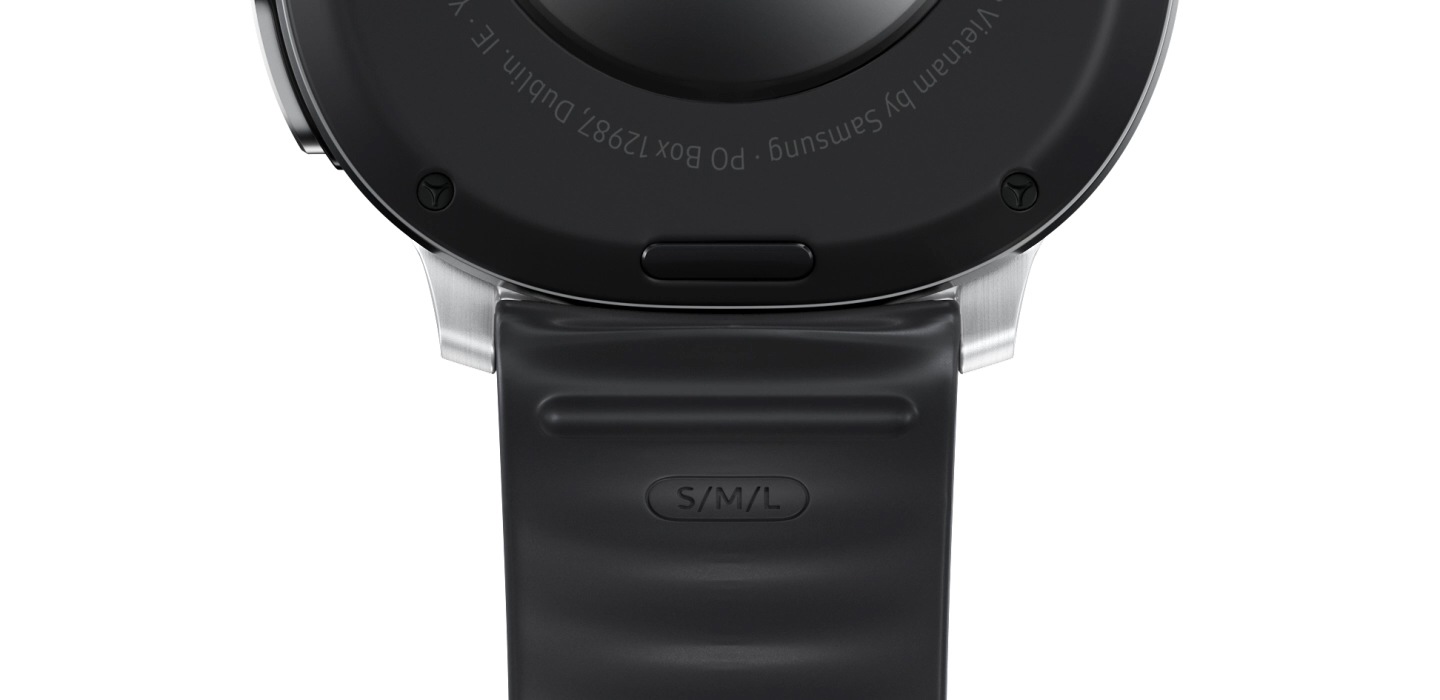 Hình ảnh cận cảnh mặt sau của Galaxy Watch8 Classic gắn với một dây đeo Hybrid màu Đen. Một nút nhỏ nằm ở phần đáy của Galaxy Watch8 Classic. Sau khi nhấn nút, nút này sẽ nhả ra Dây đeo Hybrid được gắn vào. Galaxy Watch8 Classic và Dây đeo Hybrid màu Đen đã tháo ra xoay quanh để lộ mặt đồng hồ. Bên cạnh Galaxy Watch8 Classic đầu tiên là ba chiếc Galaxy Watch khác cùng với ba dây đeo Hybrid bị ngắt kết nối khác. Một chiếc Galaxy Watch8 với Dây đeo Hybrid màu Trắng, một chiếc Galaxy Watch8 Classic với Dây đeo Hybrid màu Xanh Navy và một chiếc Galaxy Watch8 với Dây đeo Hybrid màu Nâu Taupe. Khi tất cả các dây đeo Galaxy Watch8 Hybrid bị ngắt kết nối chuyển một vị trí sang bên trái, một Dây đeo Hybrid màu Nâu Camel bổ sung xuất hiện trên màn hình. Sau khi xuất hiện, tất cả các Dây đeo Hybrid sẽ gắn lại vào một Galaxy Watch khác bằng Hệ thống Lug động.