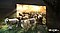 Nhiều con cừu trên cánh đồng được ánh nắng chiếu sáng rộng đang bước ra từ bên trong khung TV. TV QLED thể hiện chính xác các màu sáng và tối bằng cách bắt các chi tiết nhỏ
