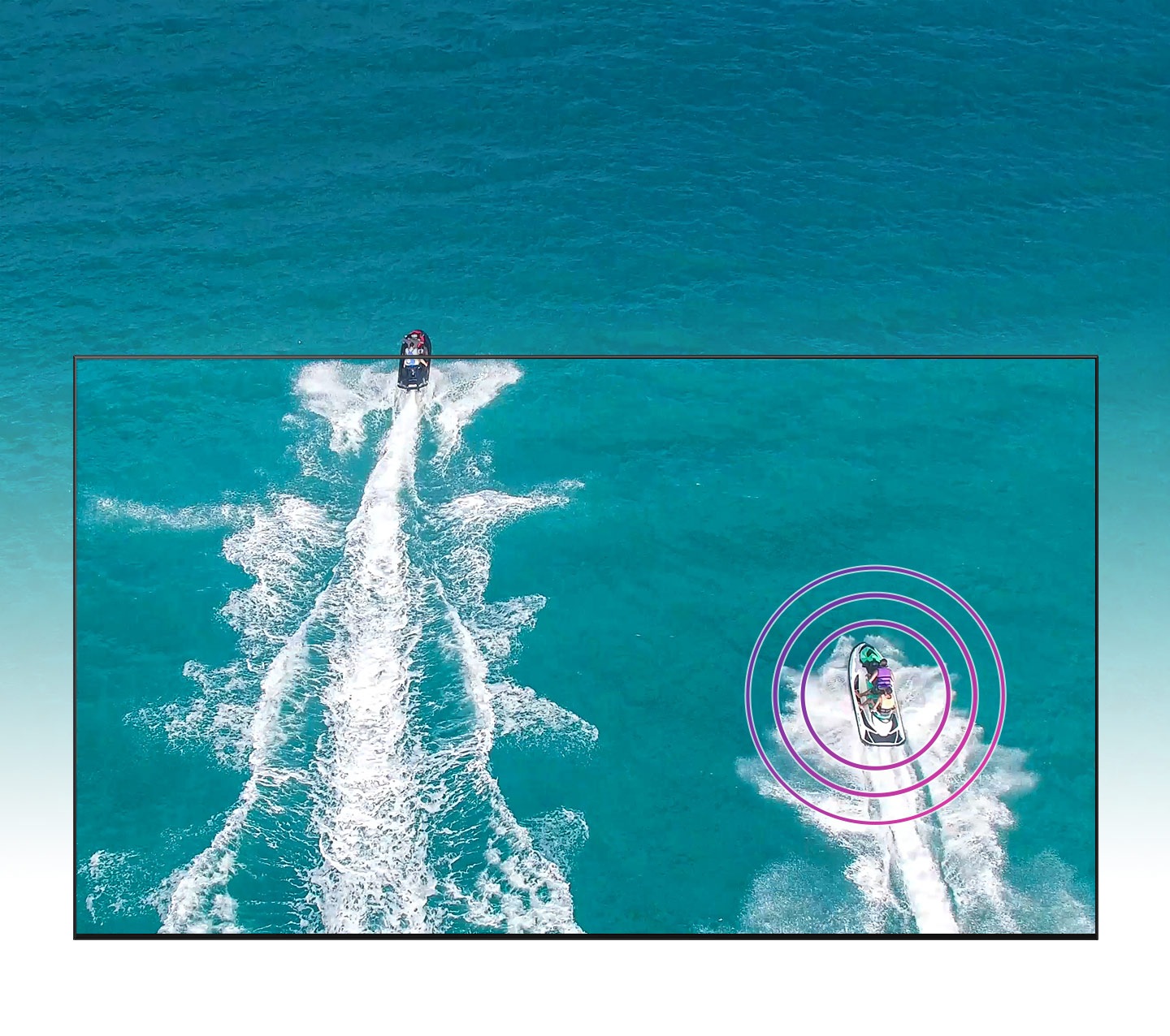 Smart Tivi Samsung Neo QLED 4K 55 inch QA55QN85A Từ góc nhìn trên cao, hai chiếc thuyền đang di chuyển từ dưới lên trên. Con thuyền bên trái đã rời khỏi màn hình TV, và con thuyền bên phải trên màn hình TV được đánh dấu bằng âm thanh.