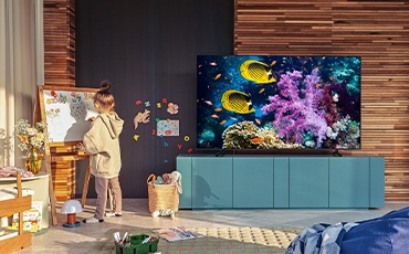 Một gia đình đang xem TV.