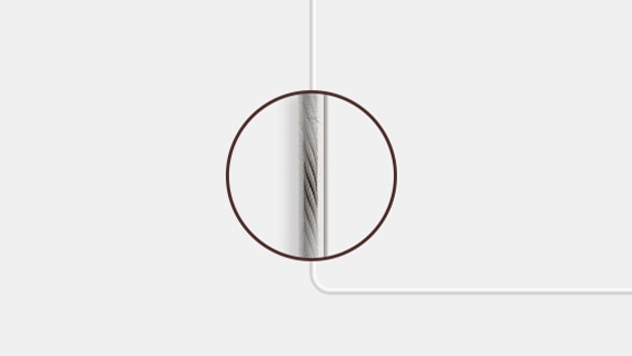 Cận cảnh cáp One Invisible Connection cho thấy vật liệu trong suốt của nó làm giảm đáng kể khả năng hiển thị của nó.