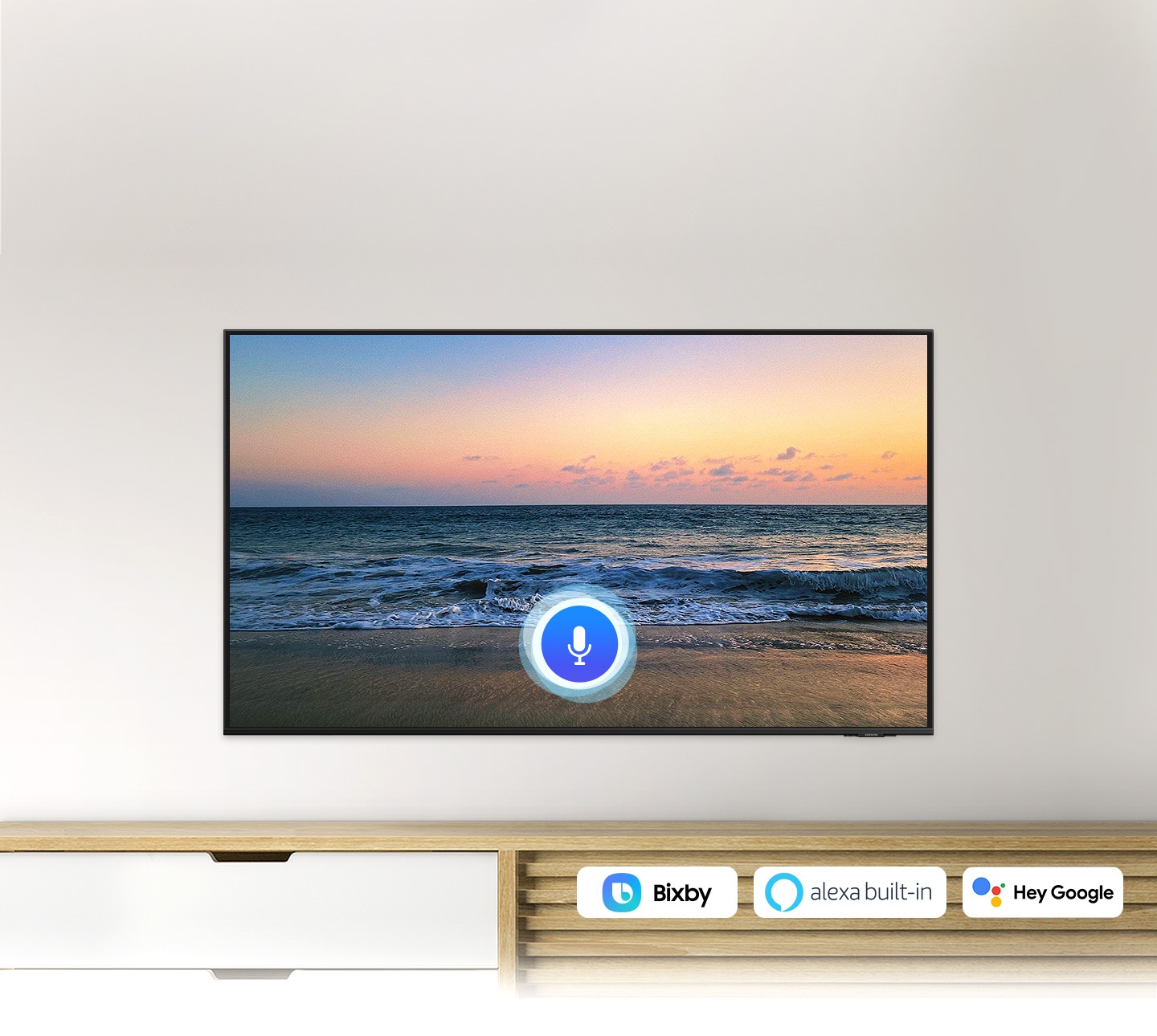 Biểu tượng micrô phủ lên hình ảnh màn hình TV hoàng hôn trên bãi biển, thể hiện tính năng trợ lý giọng nói TV UHD.