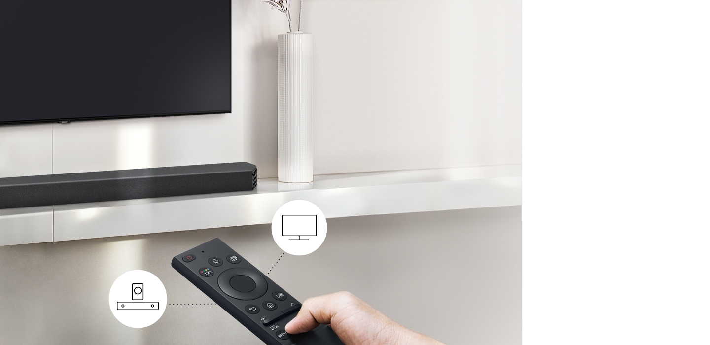 Người dùng điều khiển cả các chức năng của soundbar và TV bằng điều khiển từ xa của Samsung TV.