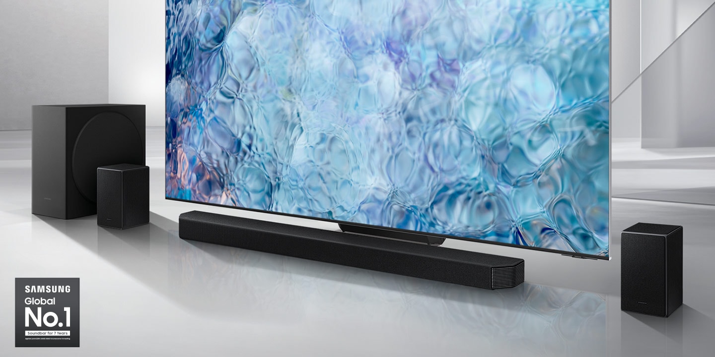 Logo Samsung Global No.1 có thể được nhìn thấy cùng với Samsung Q950A Soundbar, loa siêu trầm và loa phía sau được đặt bên cạnh TV QLED.