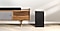 Loa soundbar dòng A của Samsung đang được trưng bày trên nóc tủ TV hiện đại cùng với loa siêu trầm phù hợp của nó đang được trưng bày ở cạnh tủ TV.