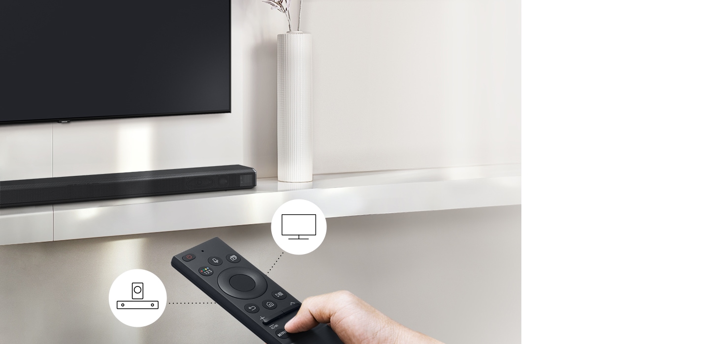 Người dùng điều khiển tính năng trên TV và loa thanh với điều khiển TV Samsung.