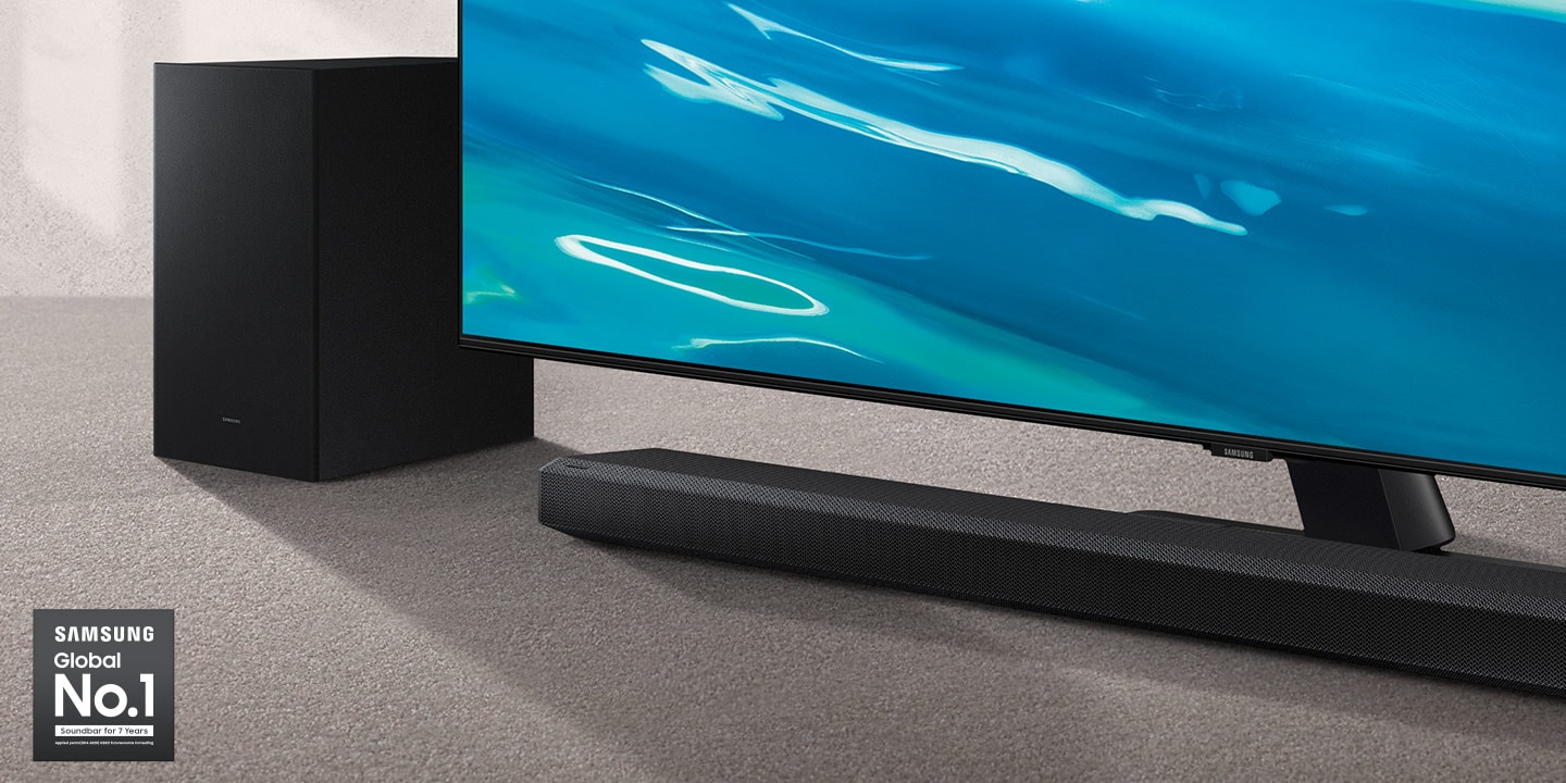 Logo Samsung Global No.1 có thể được nhìn thấy cùng với Soundbar Samsung A700A và loa siêu trầm được đặt bên cạnh TV Crystal UHD.