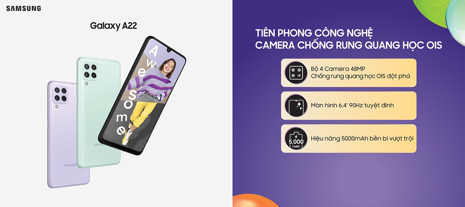 Ba điện thoại Galaxy A22 trên một hàng. Hai chiếc với mặt sau cho thấy cụm camera cùng hai màu đen và xanh bạc hà. Một chiếc mặt trước với màn hình là một bức ảnh ghép từ chân dung của một cô gái, một chiếc áo len sọc tím và quần màu vàng, trên cùng là từ Awesome.