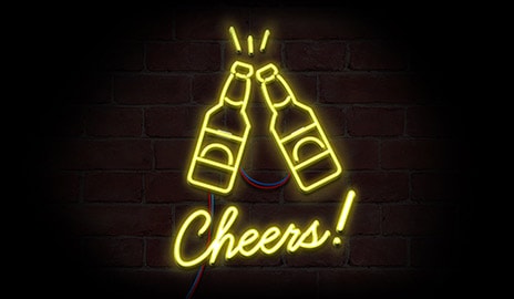 Hình thứ nhất, 2 chai đang nâng ly chúc mừng với từ Cheers! phía dưới.