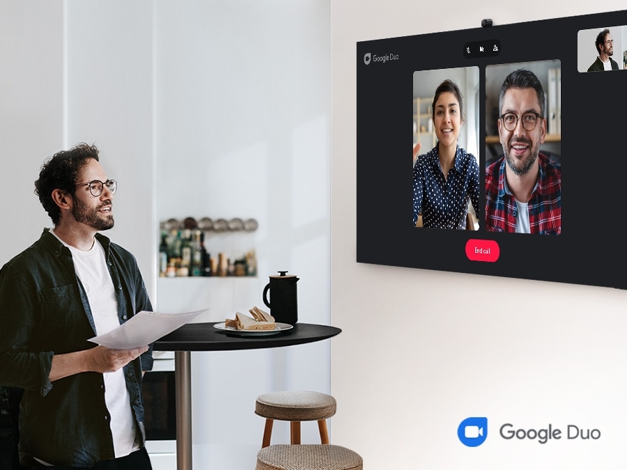 Một người đàn ông đang thực hiện cuộc gọi điện video với 2 người khác qua Google Duo.