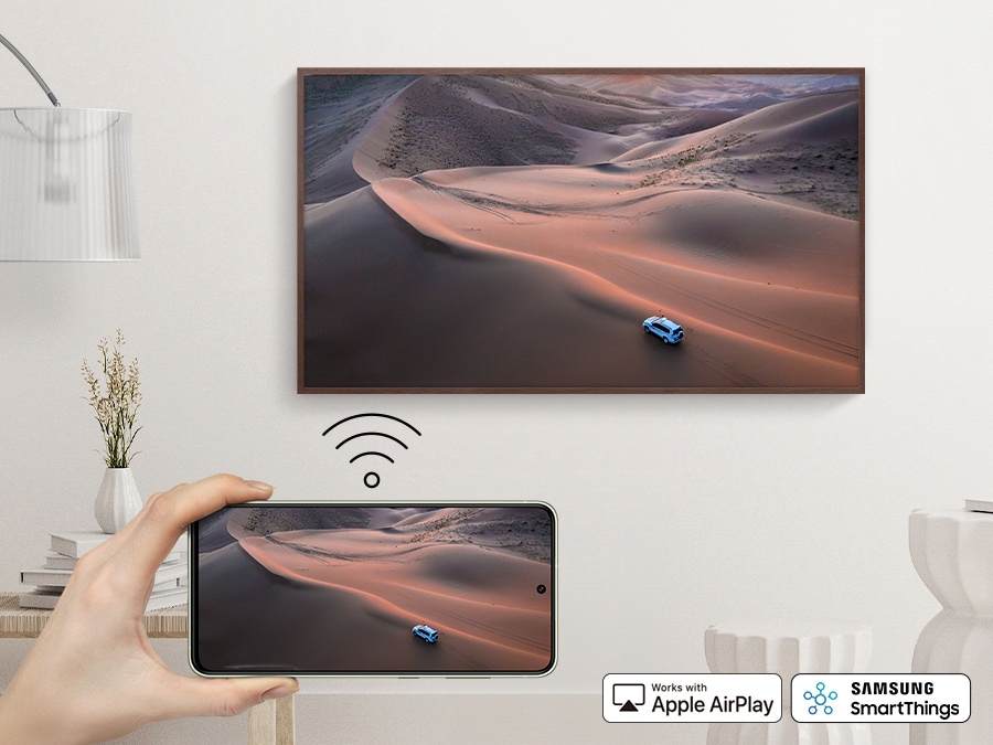 Tính năng Mobile Mirroring của Smart TV The Frame hỗ trợ người dùng kết nối điện thoại với tivi Samsung một cách nhanh chóng, trình chiếu dễ dàng, liền mạch.
