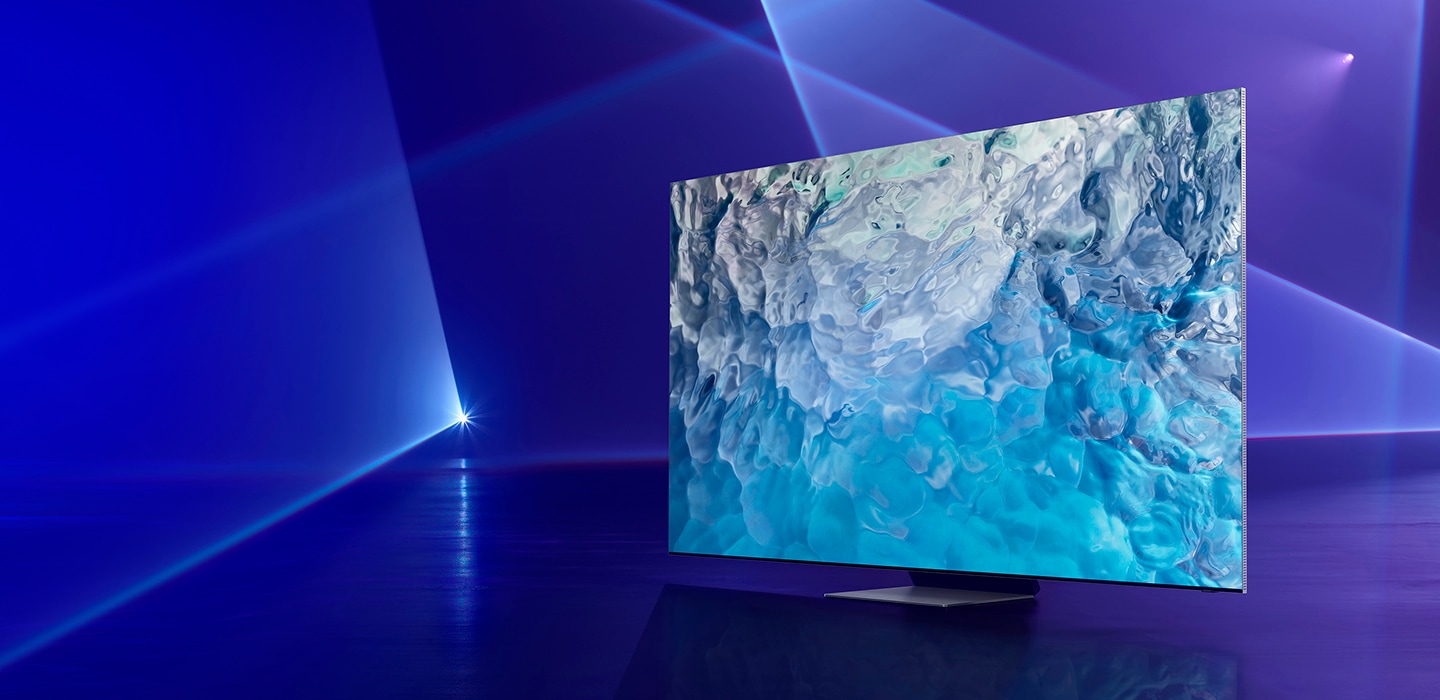 Trên màn hình TV QN900B hiển thị đồ họa màu được pha trộn phức tạp để thể hiện màu sắc không đổi theo thời gian của công nghệ Quantum Dot.