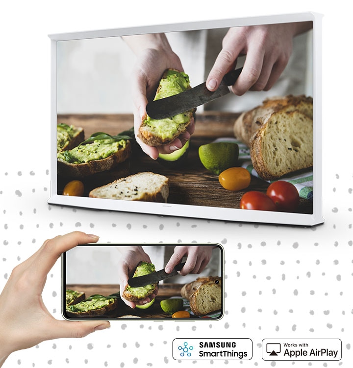 Người dùng Samsung Smart TV 4K The Serif 2022 dễ dàng mở rộng trải nghiệm với tính năng Mobile Mirroring, nhờ ứng dụng SmartThings & Apple Airplay.