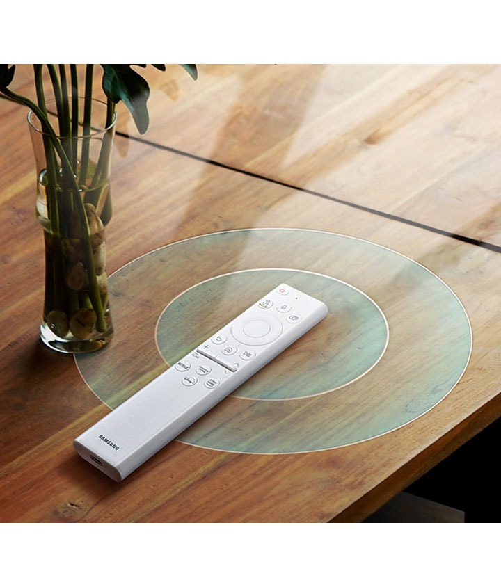 Remote SolarCell của Smart Tivi 4K The Serif 2022 sạc bằng ánh sáng mặt trời & đèn chiếu sáng trong nhà giúp tối ưu năng lượng.