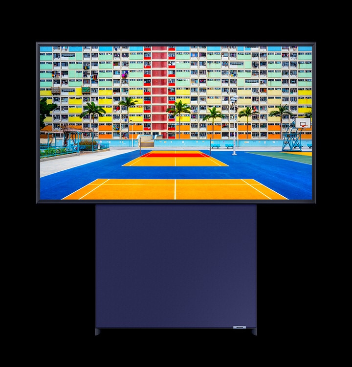 The Sero is displaying a very colorful and clear tennis court with some trees and an apartment in the background. The display is in horizontal mode.