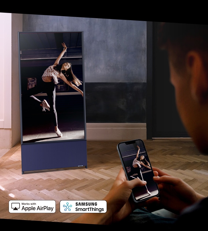 Tính năng Mobile Mirroring của Samsung The Sero 2022 với ứng dụng SmartThings cho phép người dùng dễ dàng kết nối nội dung từ điện thoại lên màn hình.
