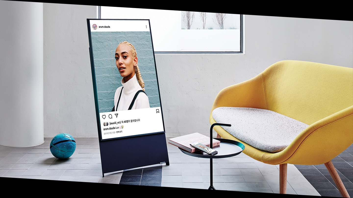 Tính năng xoay của Samsung The Sero 2022 thân thiện với thiết bị di động, cho phép người dùng dễ dàng thao tác Instamgram, lướt Facebook trên màn hình tivi.