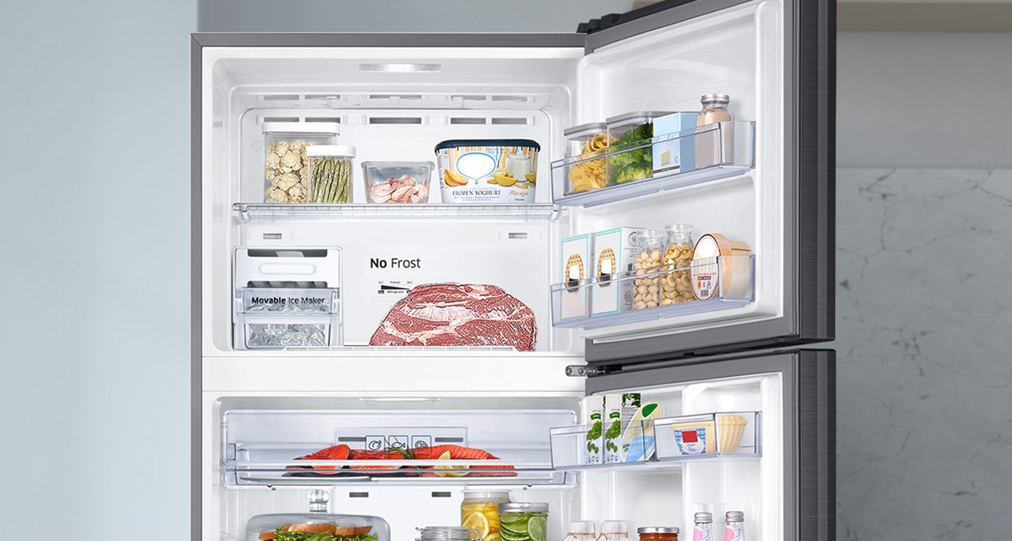 Tất cả các cửa của RT6000K đều mở và đèn LED chiếu sáng thực phẩm trong tủ lạnh và tủ đông.