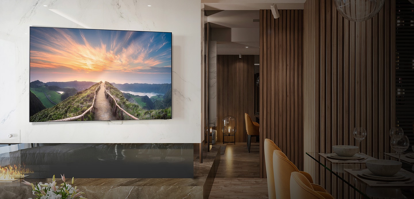 TV được treo trên tường hơi xoay sang bên phải thông qua Giá treo tường Full Motion Slim.