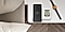 Bộ sạc đôi không dây 15W được kết nối với nguồn điện được đặt trên một chiếc bàn màu trắng trong một căn phòng hiện đại. Một chiếc Galaxy S22 + màu đen được sạc đầy ở bên trái và một chiếc hộp đựng Tai nghe không dây Buds2 màu Olivie vi diệu đã mở nắp đang được sạc ở bên phải. Bên cạnh bộ sạc là một chiếc đồng hồ thông minh Watch4 màu đen.