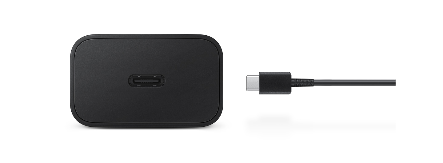 Bên trái là một đầu sạc màu đen. Ở bên phải là cáp USB Type-C màu đen.