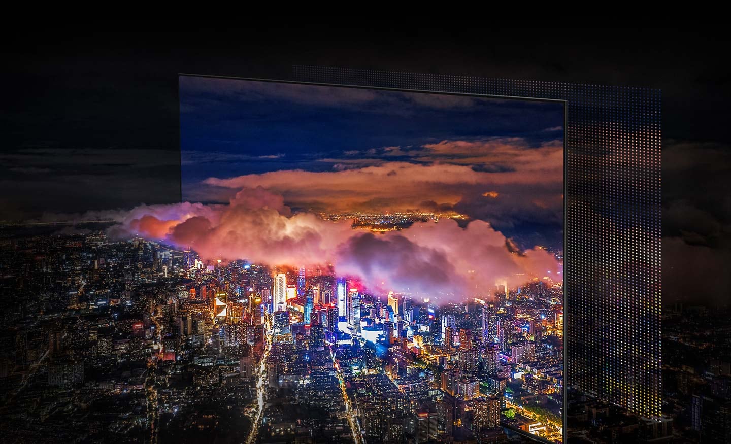  Một thành phố được thắp sáng bởi ánh đèn rực rỡ đang được trưng bày. Màu sắc và ánh sáng sống động khi đèn OLED hiển thị qua màn hình QD.