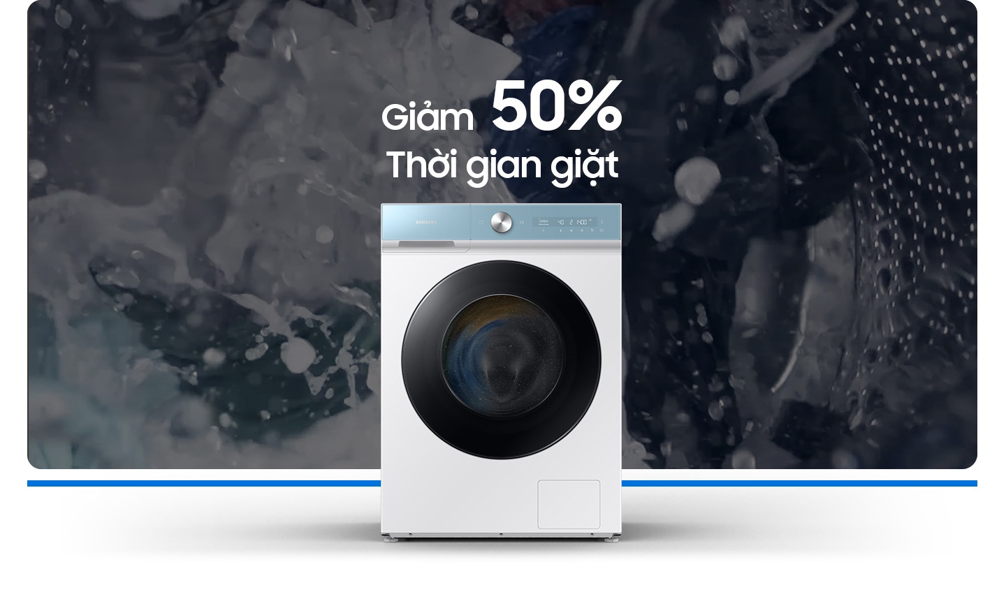  Dòng nước mạnh được phun ra, bong bóng hình thành và quần áo được giặt sạch. Dòng chữ “tiết kiệm 50% thời gian” xuất hiện ở mặt trên của máy giặt.