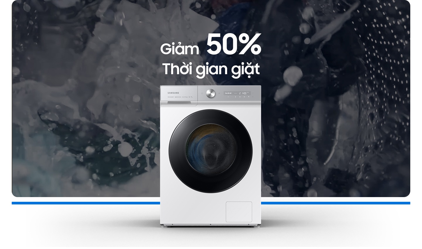 Dòng nước mạnh được phun ra, bong bóng hình thành và quần áo được giặt sạch. Dòng chữ “tiết kiệm 50% thời gian” xuất hiện ở mặt trên của máy giặt.