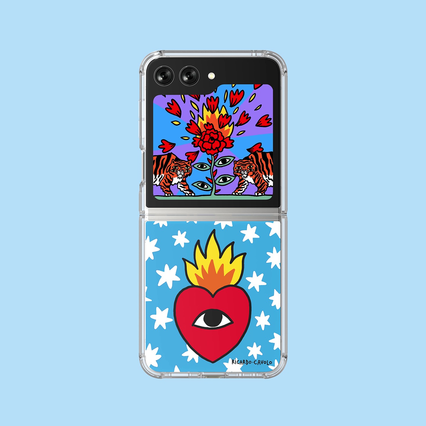 Mặt sau điện thoại Galaxy Z Flip5 hiển thị tác phẩm nghệ thuật của họa sĩ Ricardo. Màn hình ngoài ở nửa trên hiển thị một đoạn phim ngắn giới thiệu tác phẩm nghệ thuật sinh động của Ricardo. Ở hai bên có một vài chú hổ bốn mắt nhấp nháy. Nằm ở vị trí trung tâm là một bông hoa hồng rực lửa tỏa ra những chiếc lá đỏ có hình trái tim. Ngoài ra, mỗi chiếc lá xanh dọc theo nhành hoa hồng có một con mắt nhấp nháy. Thẻ Flipsuit bên dưới thể hiện bức tranh 'Flaming Heart', tác phẩm đặc trưng của Ricardo Cavolo nổi bật với hình trái tim một mắt có ngọn lửa rực cháy trên đỉnh, được đặt trên nền màu xanh da trời có hoa văn ngôi sao trắng sáu chóp nhọn. 