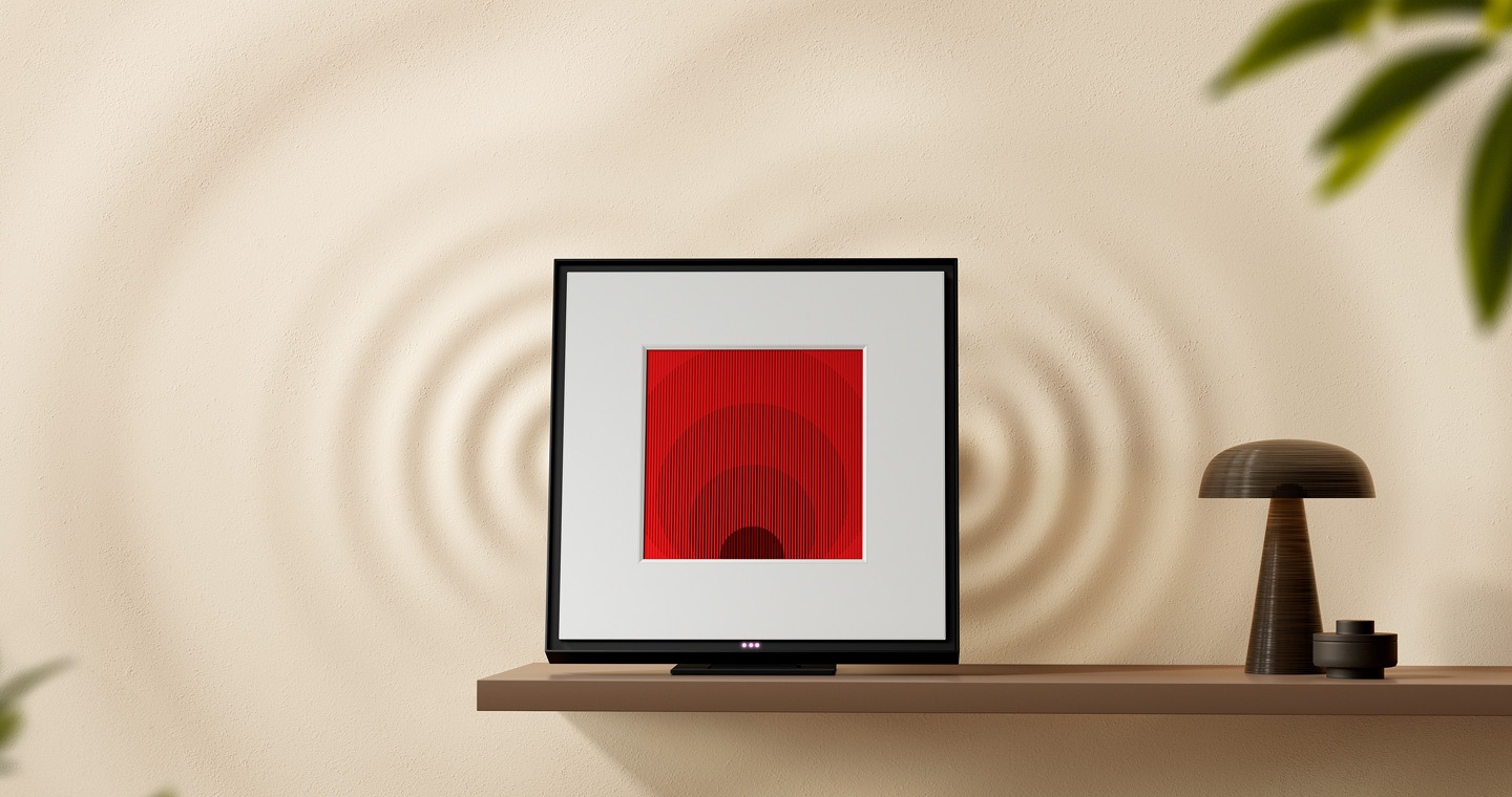 Loa tranh Music Frame đặt trên kệ, phát ra âm thanh rung động. Logo đã được thử nghiệm bởi Roon.