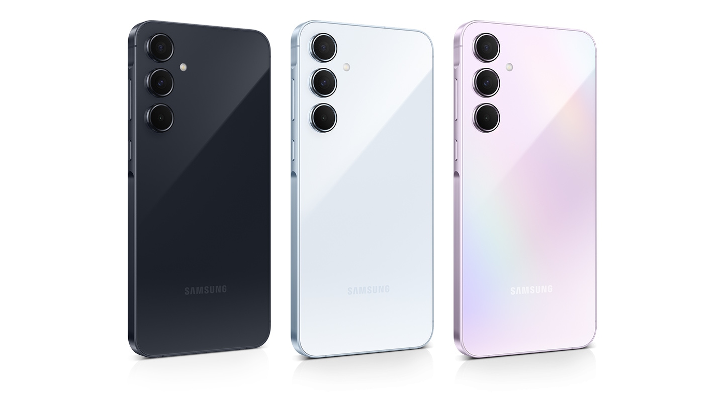 Bốn thiết bị Galaxy A55 5G liên tiếp với các màu sắc khác nhau: Awesome Navy, Awesome Iceblue, Awesome Lilac và Awesome Lemon. Mỗi điện thoại đều có bố cục 3 camera ở mặt sau.