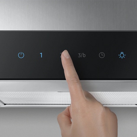 Bảng điều khiển cảm ứng với màn hình LED trực quan, dễ nhìn và dễ dàng điều khiển máy hút mùi chỉ với 1 chạm nhẹ.