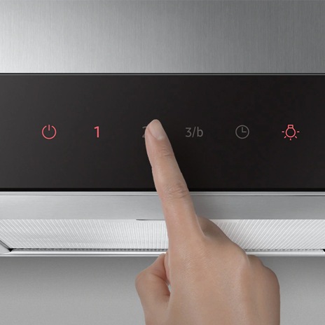 Bảng điều khiển cảm ứng với màn hình LED trực quan, dễ nhìn và dễ dàng điều khiển máy hút mùi chỉ với 1 chạm nhẹ.